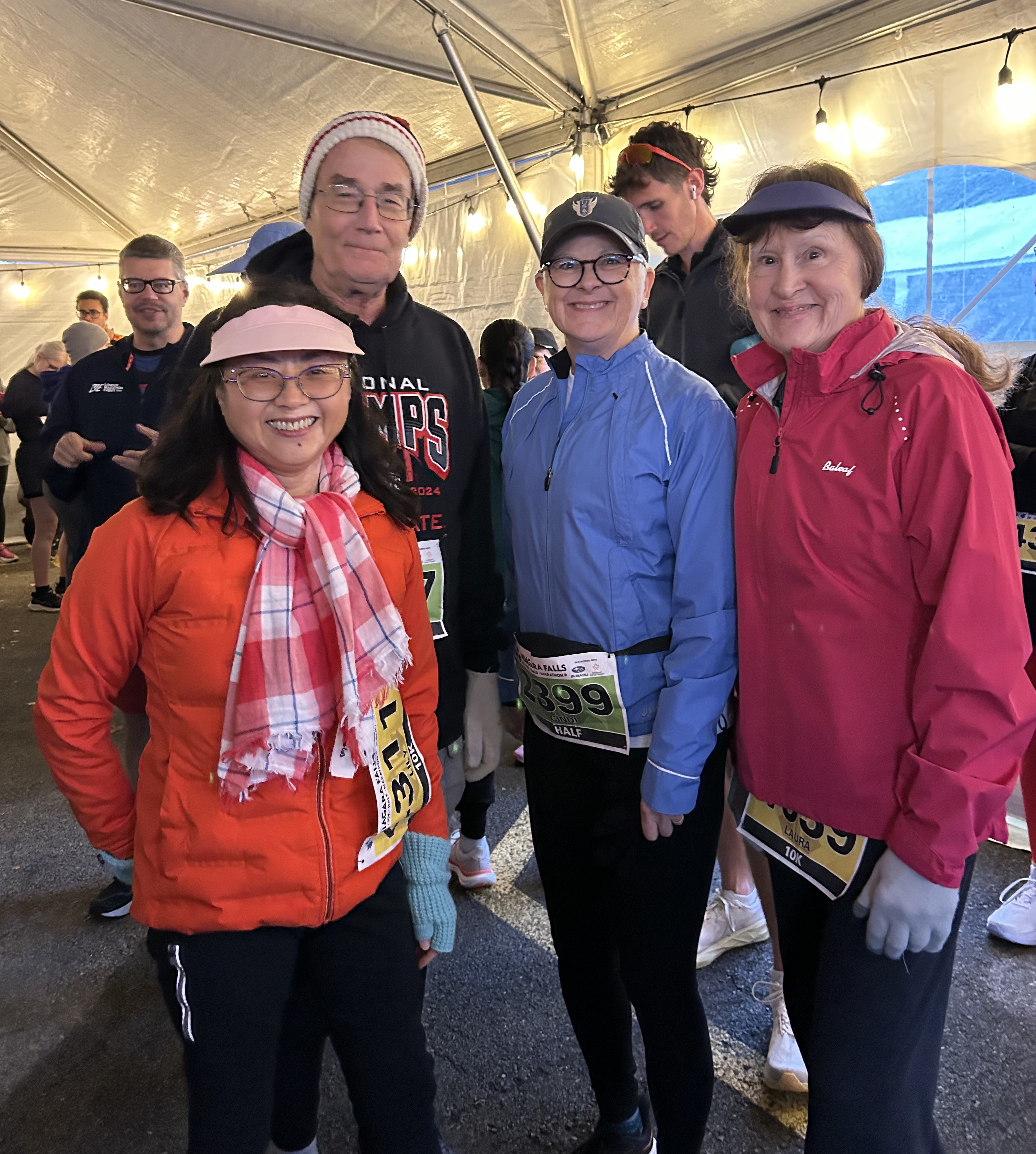 four people waiting for the staart of the Niagara Falls International Half Marathon